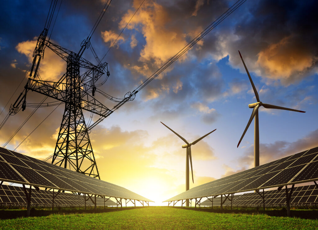 Torres de energia, turbinas eólicas e painéis solares representando o crescimento da energia limpa no setor elétrico global.
