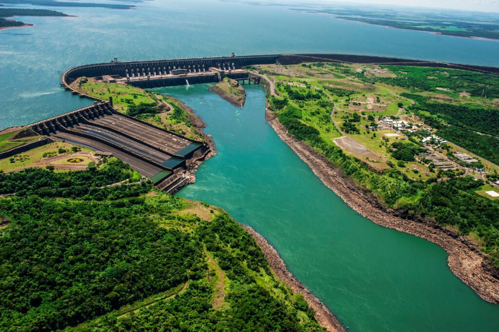 Vista aérea de usina hidrelétrica na paisagem brasileira, destacando a transição energética e o fortalecimento de fontes renováveis na matriz elétrica do país.