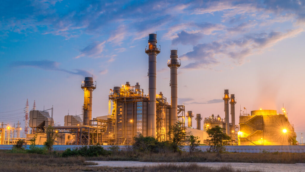 Usina termelétrica ao entardecer ilustrando o desafio da transição energética no Brasil e o equilíbrio entre fontes renováveis e fósseis na matriz elétrica.