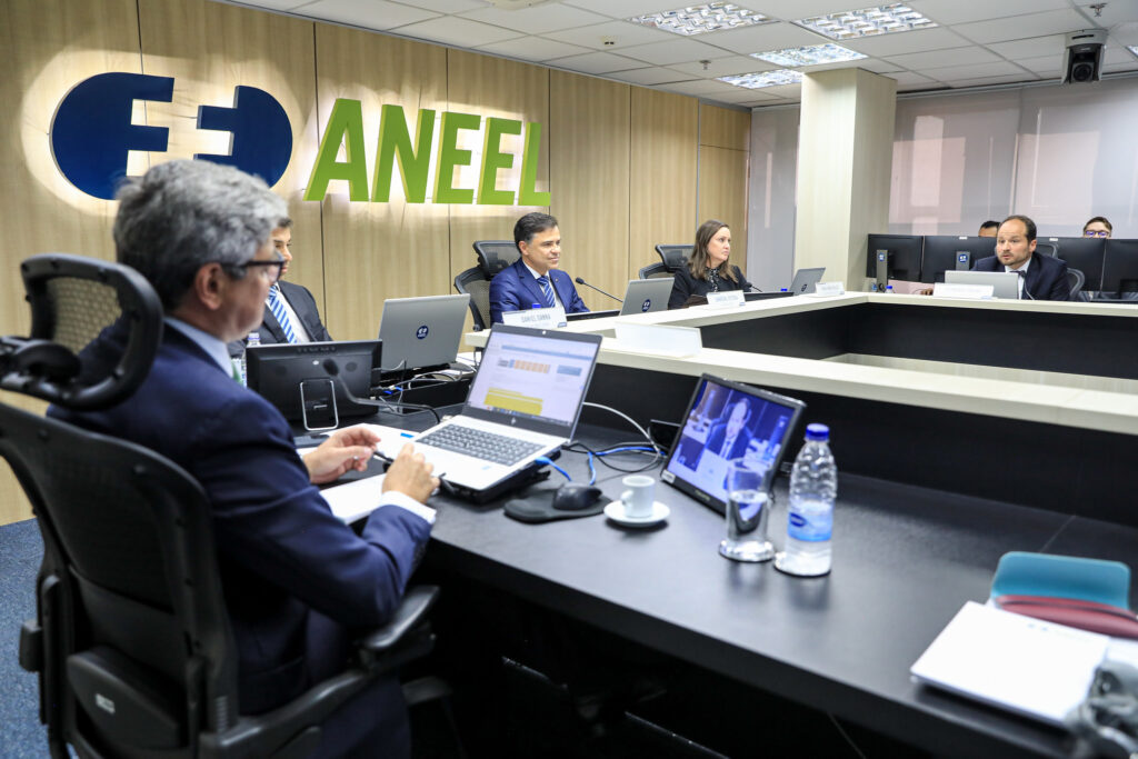 Reunião da ANEEL sobre novas diretrizes para o mercado de energia, com foco na regulamentação da MP 1300 e no Supridor de Última Instância (SUI).