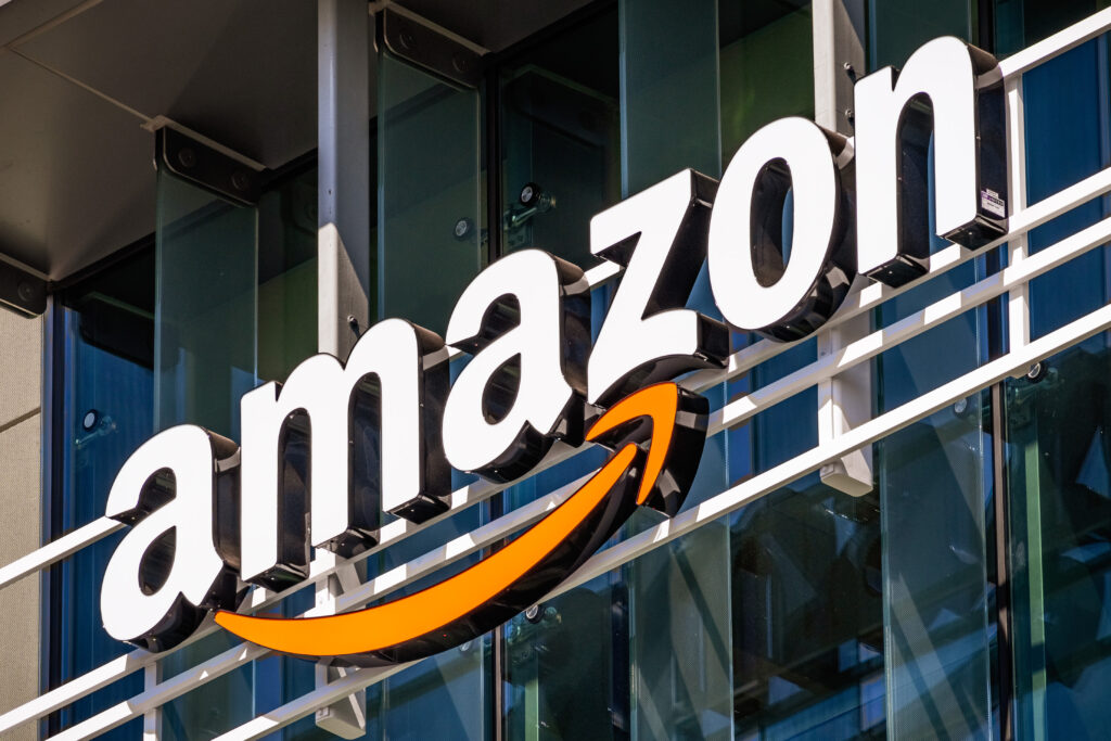 Logotipo da Amazon em sua sede corporativa, representando o interesse da big tech em soluções energéticas como a energia nuclear.
