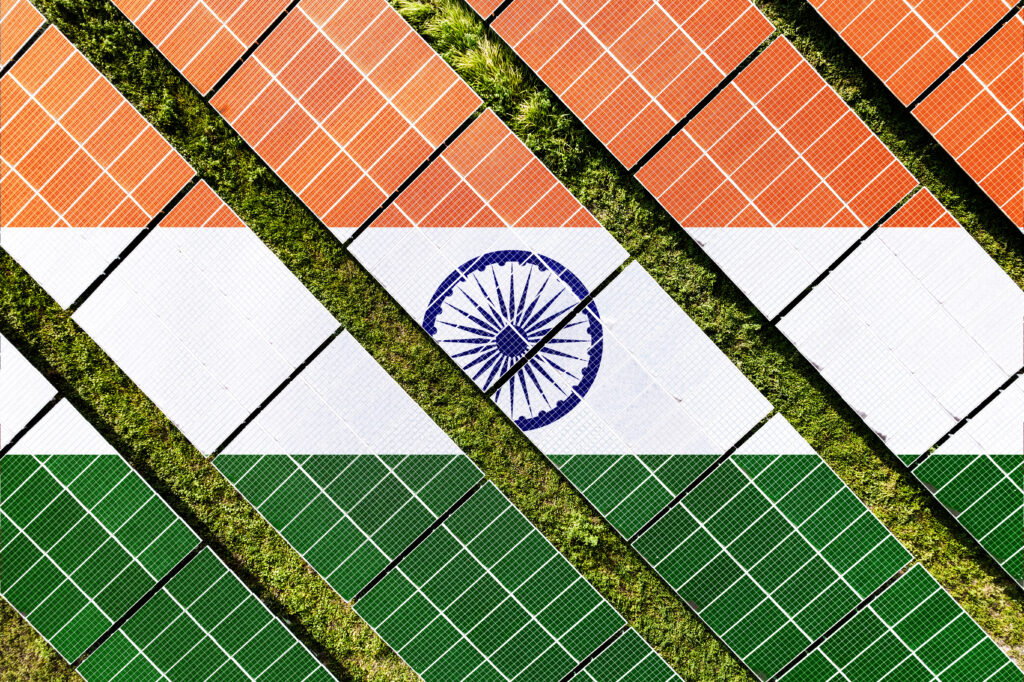 Painéis solares representando a bandeira da Índia, simbolizando o crescimento dos investimentos em energia solar nos países emergentes