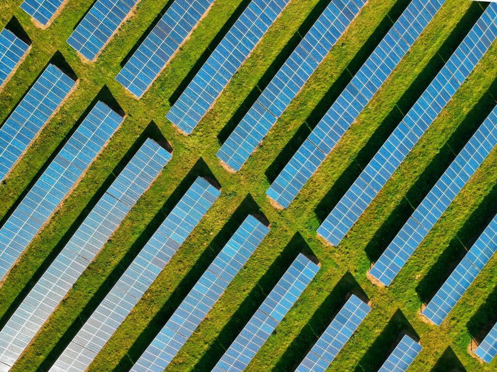 Usina solar com painéis fotovoltaicos, fonte de energia solar por assinatura via consumo remoto para condomínios